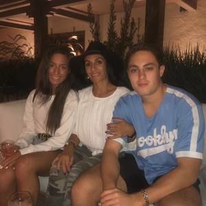 Meet your Posher, Mitzi